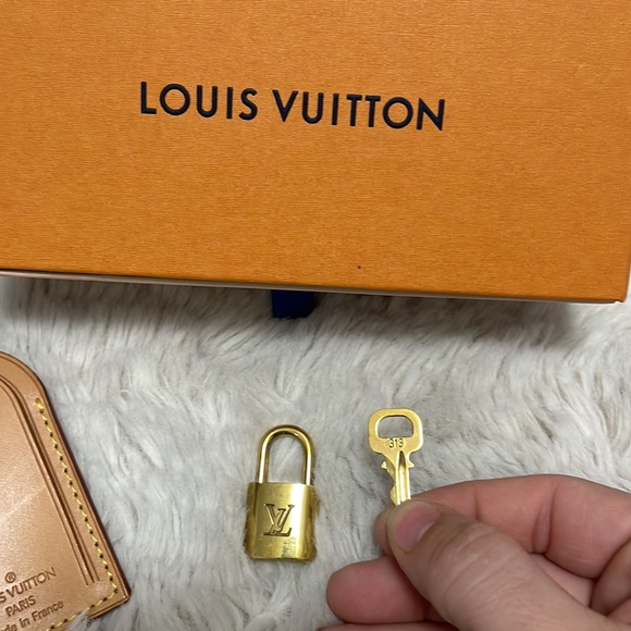 ✨Louis Vuitton Bundle (LV luggage tag & LV Lock & Key)✨ - Picture 3 of 7